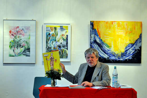 Bernhard Lassahn mit seinem Werk 