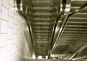 Rolltreppe abwärts von der U8 zur U7 am Hermannplatz. Foto: Gina Reimann 
