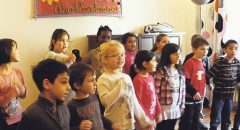 Kinder singen für das Warthe-Mahl-Team.