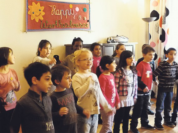 Kinder singen für das Warthe-Mahl-Team.