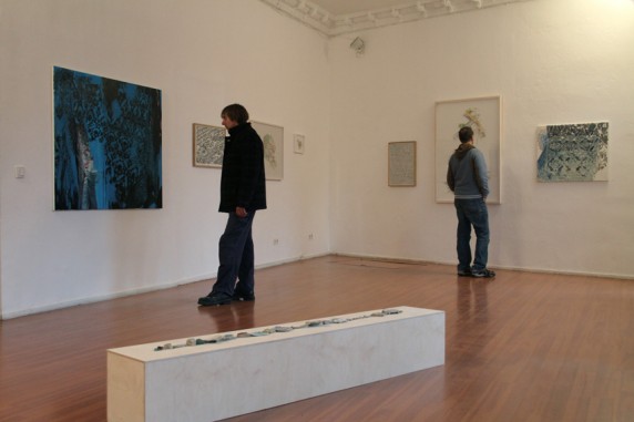 Zwei Besucher im Kunstraum, Bilder an der Wand