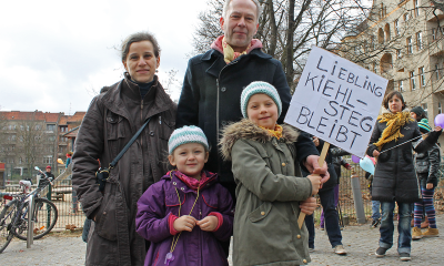 Familie Hettlage protestiert für den Erhalt des Kiehlstegs (Foto: Anne Stephanie Wildermann).