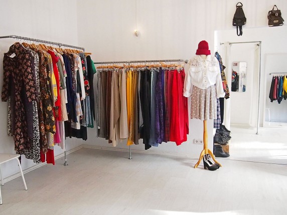 Sieht aus wie eine teure Modeboutique, ist aber eine Vintage-Secondhand-Laden (Foto: Katrin Friedmann). 