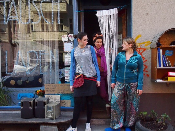 Die Macherinnen des Tauschladens tragen auf diesem Bild nur Kleidung aus ihrem eigenen Laden (Foto: Max Büch). 