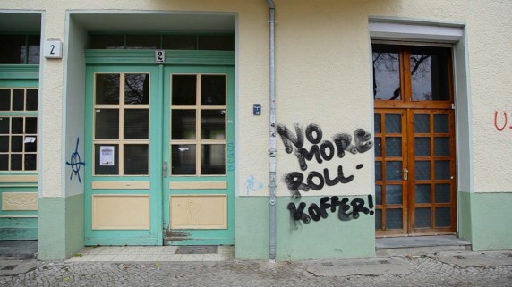"No more Rollkoffer" - einer von vielen Touristen-feindlichen Tags auf Berliner Häuserwänden. (Foto: alfaville)