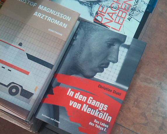 Passend? Buchauslage von "in den Gangs von Neukölln" - direkt neben "Arztroman".