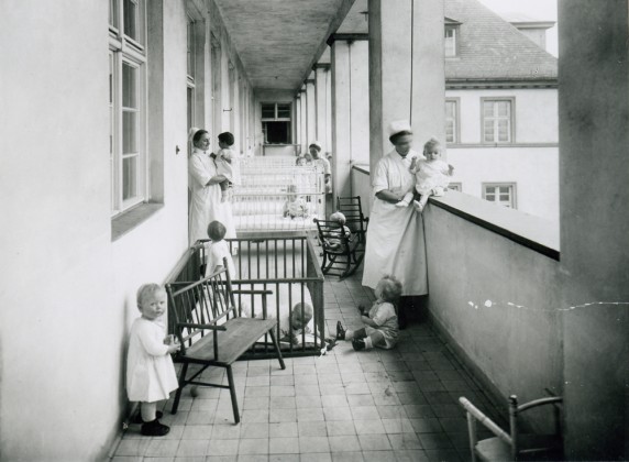 Hebammen bei der Kinderbetreuung am Mariendorfer Weg (Foto: Museum Neukölln)