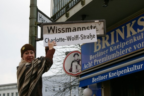 Symbolisch umbenannt: Die Neuköllner Senats-Abgeordnete Dr. Susanna Kahlefeld (Grüne) überklebt die Wissmannstraße mit Charlotte-Wolff-Straße. (Foto: Fabian Friedmann)