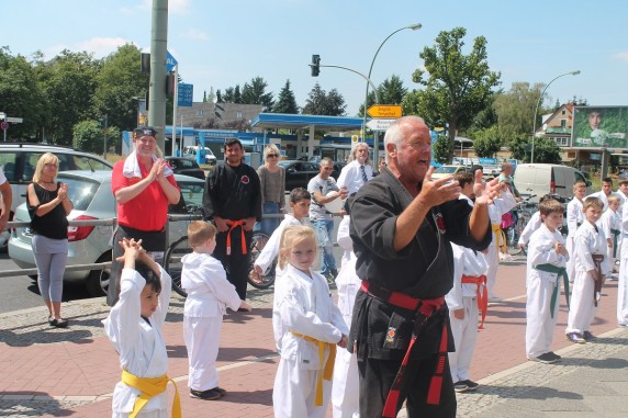 Karate-Andy mit seinen Karate-Kids. (Bild: Elisa Heidenreich) 