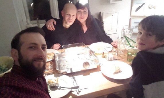 It’s Selfie Time: Annette mit Familie und Ayham nach ihrem ersten Welcome Dinner.