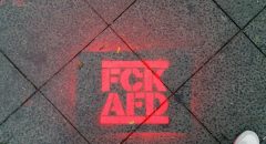 "FCK AFD" auf dem Pflaster vor dem Neuköllner Rathaus (Foto: Hannah Frühauf)