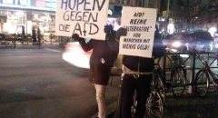 Demonstration gegen die AfD während der Bezirksverordnetenversammlung am 7. Dezember 2016 vor dem Rathaus Neukölln (Foto: Hannah Frühauf)