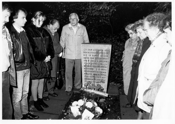 Werner Gutsche bei einer Ehrung von Werner Seelenbinder an dessen Grab im Jahr 1991 (Foto: Archiv VVN-BdA)