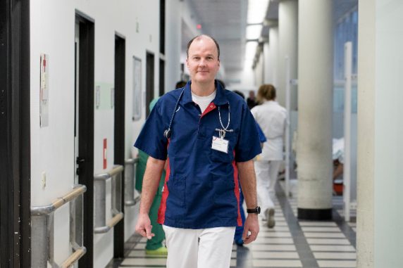 Oberarzt Matthias Maurer posiert fuer ein Bild nach einem Interview mit Neukoellner.net imn der Rettungsstelle des Vivantes Krankenhauses Neukoelln am 03. Januar 2017.