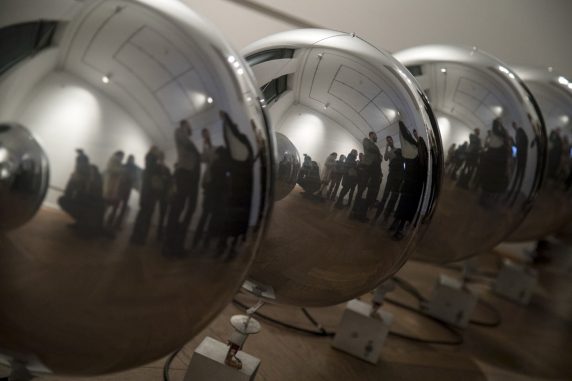 Spiegelungen in der Installation "Aufsteigen 8" von Katrin Wegemann