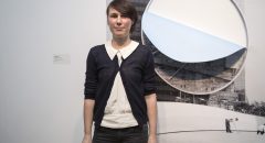 Die erste Preisträgerin des Neuköllner Kunstpreises, Diana Artus, vor ihrem Werk "Dropout #1" von 2015, ein Latexdruck auf Bluebackpapier mit Einschnitt